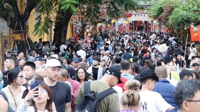 Hàng trăm ngàn du khách đổ về, phố cổ Hội An chật kín