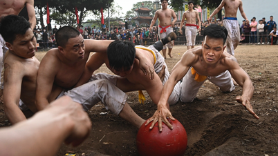 Trai tráng Hà Nội cởi trần, tranh đua quyết liệt quả cầu son 20kg