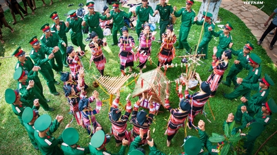 Tác phẩm Vòng xoang đoàn kết