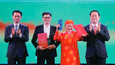 លោក Nguyen Nhat Anh ទទួល​បាន​ពានរង្វាន់​សៀវភៅ​ជាតិ​ជា​លើក​ដំបូង​ដែល​ជា​អ្នក​ប្រវត្តិសាស្ត្រ​ជាទី​ស្រឡាញ់​លោក Nguyen Dinh Tu