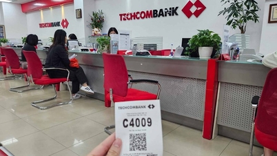 Người dân nhận lì xì khi đến ngân hàng giao dịch sau Tết