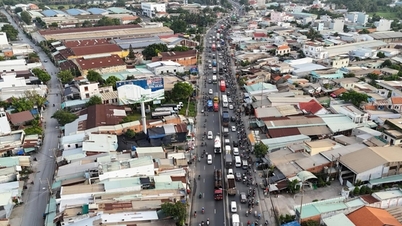 Crowded gateways; bustling train stations and bus stations before September 2nd holiday