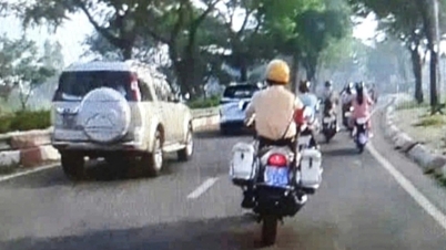 HCMC Traffic Police lead pregnant mother with twins to hospital