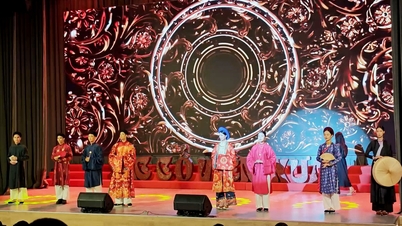 ការប្រកួតប្រជែងថាមពលវិជ្ជមានឆ្នាំ 2024៖ សិស្សានុសិស្សសម្តែងការសំដែងដោយគោរពនូវសំលៀកបំពាក់ប្រពៃណីវៀតណាម