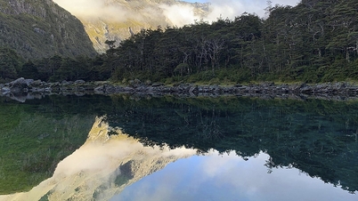 Ba ngày khách Việt trekking tới hồ nước trong nhất thế giới