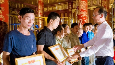 Rewarding artisans who have made many contributions to the restoration of Thai Hoa Palace