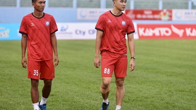 Khanh Hoa Club players on strike waiting for salary disbursement