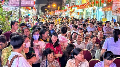 ហ្វូងមនុស្សមកញ៉ាំនំប៉ាវដ៏ល្បីល្បាញ