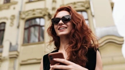How does intense heat damage the eyes and how should they be protected?