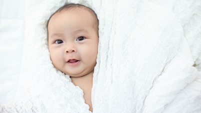 Chăm sóc da bé mới sinh thế nào khi thời tiết hanh khô