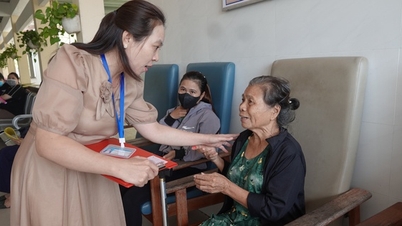Y bác sĩ góp tiền ăn hằng ngày cho bệnh nhân nghèo