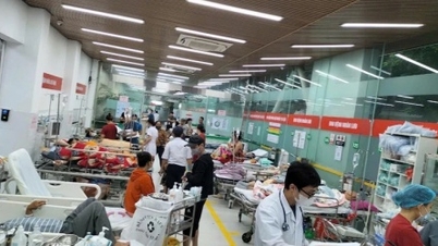 Nỗ lực cứu chữa người bệnh trong mưa lũ