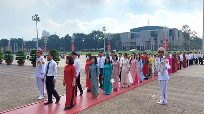 70 new party members reported their achievements to Uncle Ho.