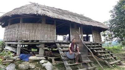 Người làm sống lại nhà Gươl của đồng bào Cơ Tu