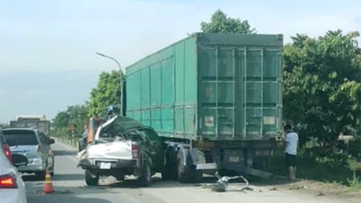 Ôtô bán tải tông xe container, hai người chết