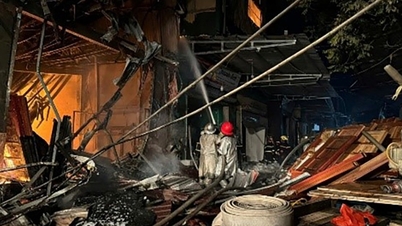 Incendie dans 10 ateliers de menuiserie à Hanoi : la police empêche le feu de se propager à 22 maisons voisines