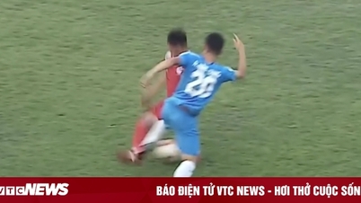 Jugador de Vietnam Sub-22 recibe una entrada de un oponente