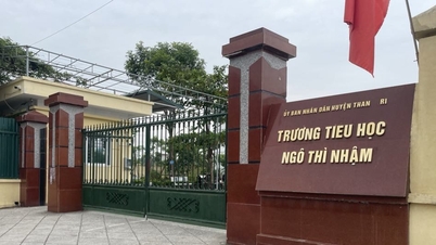 ຄູ​ອາ​ຈານ​ຢູ່​ຮ່າ​ໂນ້ຍ​ມອບ​ໃຫ້​ພໍ່​ແມ່​ນຳ​ດອກ​ແຂມ​ເຂົ້າ​ຫ້ອງ​ຮຽນ​ຫຼັງ 5 ໂມງແລງ