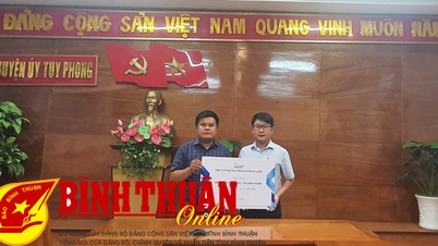 Công ty Điện gió La Gàn chúc mừng 40 năm tái lập huyện Tuy Phong