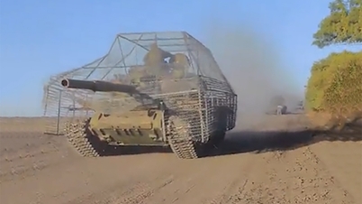 Russian soldiers cover T-62 tanks with cage armor