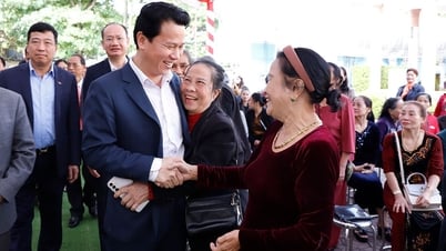 Bộ trưởng Đặng Quốc Khánh chung vui Ngày hội đại đoàn kết toàn dân tộc tại thị trấn Tiên Điền, huyện Nghi Xuân, tỉnh Hà Tĩnh