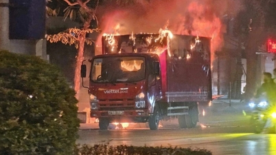 Cargo truck burst into flames on the street in Hanoi