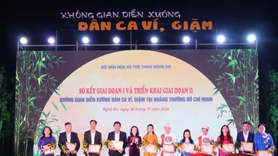 ការសម្តែងបទចម្រៀងប្រជាប្រិយ Vi និង Giam នៅទីលានហូជីមិញ