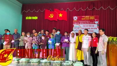 Tặng 257 suất quà cho hộ nghèo, cận nghèo