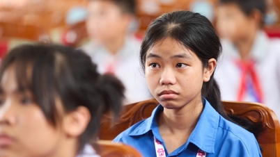 'ដំបូល​កង់​ធ្លាក់​មក​លើ​ខ្ញុំ ខ្ញុំ​សង្ឃឹម​ថា​ខ្ញុំ​មាន​កង់​ថ្មី ដើម្បី​ប្អូន​ស្រី​ខ្ញុំ​អាច​ទៅ​រៀន​បាន'