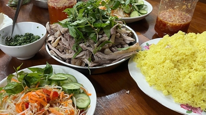 Banh xeo, បាយមាន់, និងសាច់ជ្រូក Phu Yen រុំក្នុងផ្ទះបាយរបស់យាយ