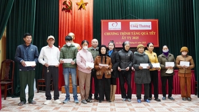 Cong Thuong Newspaper and Vingroup Corporation give gifts to poor households in Thai Binh