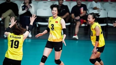 Where and on which channel can I watch the Vietnamese women's volleyball team play the Philippines live?
