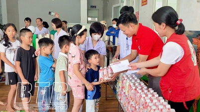 Giving gifts to sick children on International Children's Day June 1