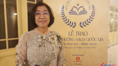 ភរិយានាយឧត្តមសេនីយ៍ Vinh ប្រាប់ពីរឿងនៅពីក្រោយការសរសេរ 'គ្រូ' ឈ្នះពានរង្វាន់សៀវភៅជាតិចំនួន ២