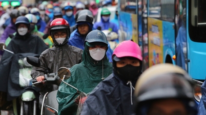 Người Hà Nội trùm áo mưa kín mít, 'chôn chân' giữa phố trong cái rét đầu mùa
