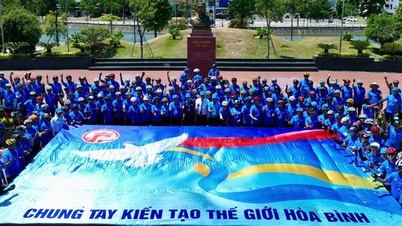 Ký tên lên lá cờ, chuyển đi thông điệp ‘Chung tay kiến tạo thế giới hòa bình’
