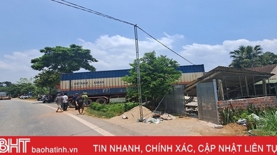 Container mất lái, đâm sập nhà dân ở Hương Khê