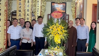 Trưởng ban Dân vận Thành ủy Hà Nội Đỗ Anh Tuấn chúc mừng Đại lễ Phật đản