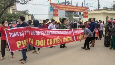 Đối thoại với người dân sau khi phụ huynh phản đối sáp nhập trường