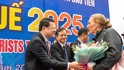 កប៉ាល់​ទេសចរណ៍​ដែល​ដឹក​ភ្ញៀវ​ទេសចរ​ជាង​៤​ពាន់​នាក់​ចូល​ចត​នៅ​កំពង់ផែ Chan May