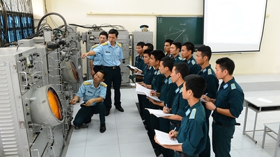 Thúc đẩy cuộc cách mạng công nghiệp lần thứ tư gắn với phát triển kinh tế số, xã hội số