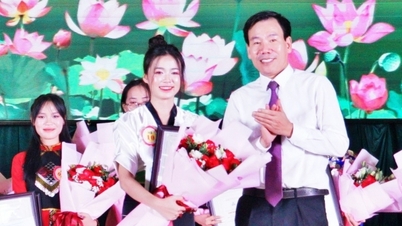 참가자 동티오안(Dong Thi Oanh)이 2024년 라오까이성 중국어 말하기 대회 최종 라운드에서 1위를 차지했습니다.
