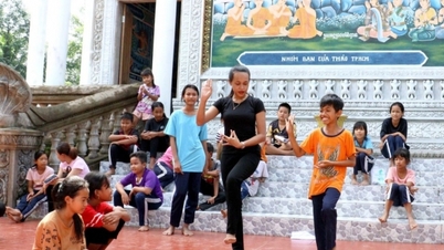 ក្មេងស្រី 9x ជ្រមុជទឹកក្នុងរបាំខ្មែរ