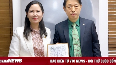 Hoạ sĩ Kim Đức tặng tranh cho Chủ tịch Hiệp hội nghệ thuật quốc tế