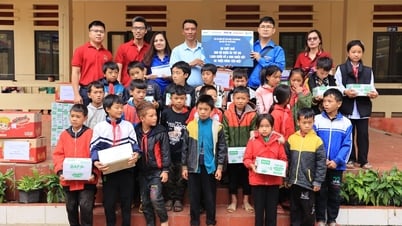 ចែកអំណោយដល់សិស្សានុសិស្សនៅតំបន់ភ្នំដែលរងផលប៉ះពាល់ដោយខ្យល់ព្យុះ និងទឹកជំនន់