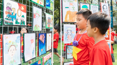 គំនូរជាង 500 របស់និស្សិតហាណូយប្រារព្ធទិវារំដោះរាជធានី