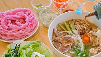 Unique red pho dish made from Da Lat flowers, Japanese tourists curiously come to try