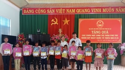 Đại biểu HĐND tỉnh Gia Lai tặng quà cho thiếu nhi có hoàn cảnh khó khăn | Báo Gia Lai điện tử