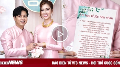 Ho Quang Hieu កាន់​ក្រដាស​អាន​ពាក្យ​សន្យា​ស្នេហា​ជាមួយ​ប្រពន្ធ​ក្មេង​ក្នុង​ពិធី​ភ្ជាប់ពាក្យ។