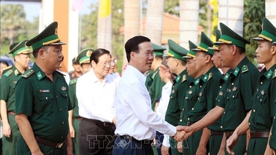 Hình ảnh chiến sỹ quân hàm xanh gắn bó chặt chẽ, gần gũi với nhân dân khu vực biên giới